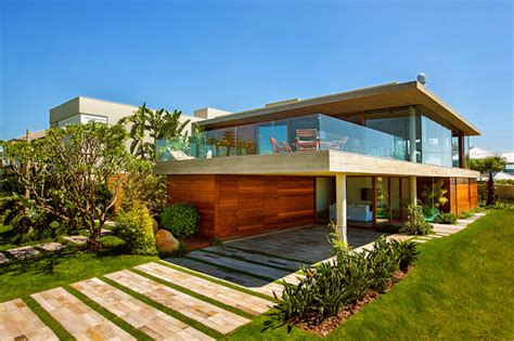 Original diseño de fachada de casa. 21 fachadas con terrazas que te ayudarán a diseñar la casa de tus sueños | homify