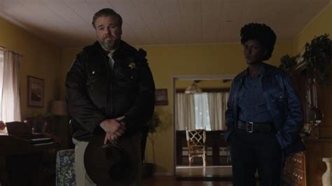 Le blouson bleu porté par Farah Black Jade Eshete dans Dirk Gently Détective Holistique