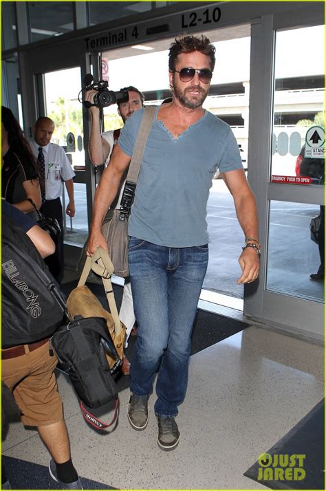 Gerard Butler And His Mystery Brunette Girlfriend Take A Flight Together Photo 3209127 Gerard