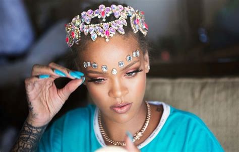 confira fotos de rihanna se arrumando para o carnaval de barbados estrelando