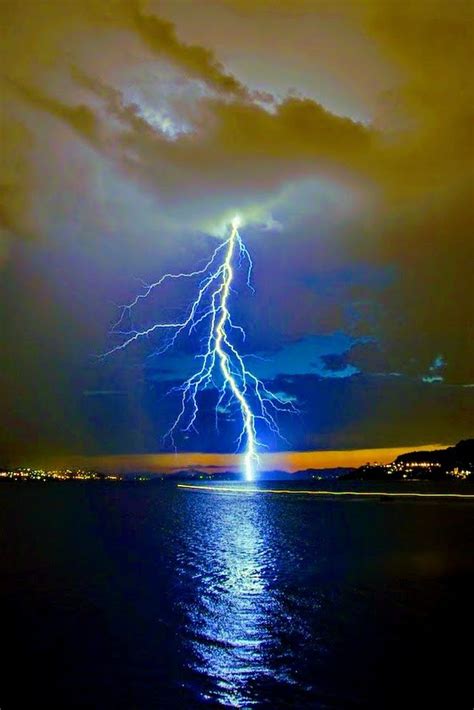 L I G H T N I N G S T R I K E Lightning Storm Lightning Photography