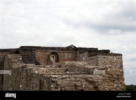 La Ruina De La Antigua Muralla De La Fortaleza En Izborsk Rusia Con