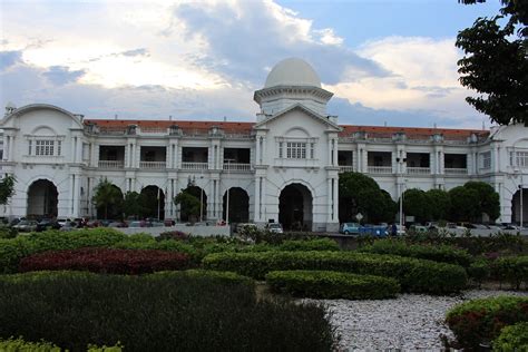 The ipoh railway station is a major train station that operates mostly as a stop for ets trains from other states within peninsular malaysia. Spice and Curry