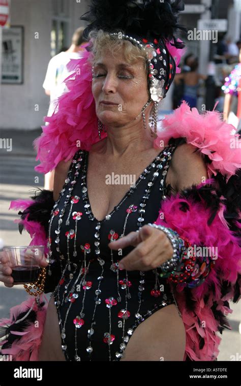 Diese ältere Frau Beteiligt Sich An Fantasy Fest Einer Erlebnisreichen Woche In Key West