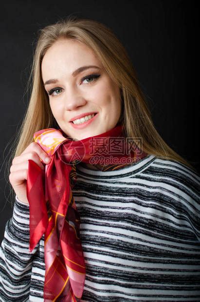 来自波兰的年轻女模特在演播室上摆姿势高清图片下载 正版图片504370862 摄图网