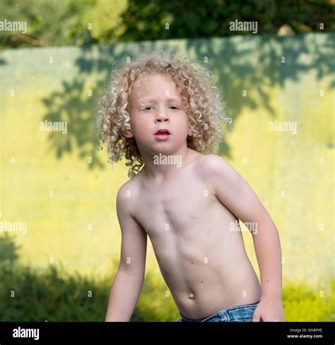 Kleine Blonde Junge Shirtless Spielen Im Garten Stockfotografie Alamy