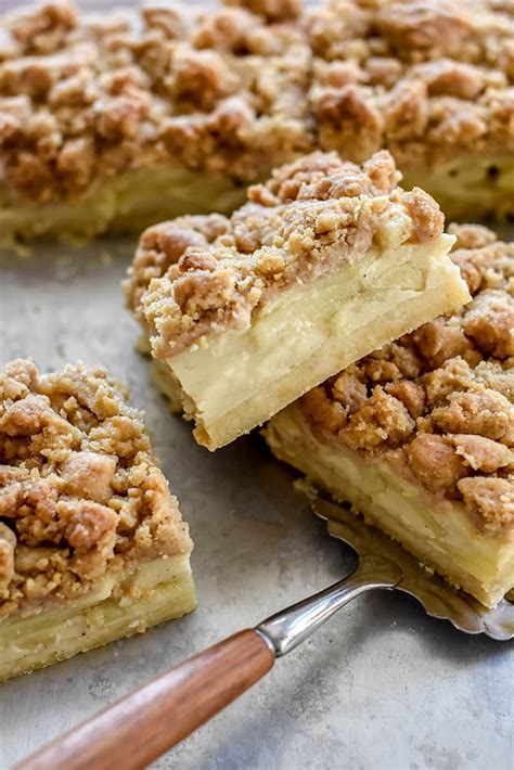 Apfelkuchen vom Blech mit Pudding und Streusel