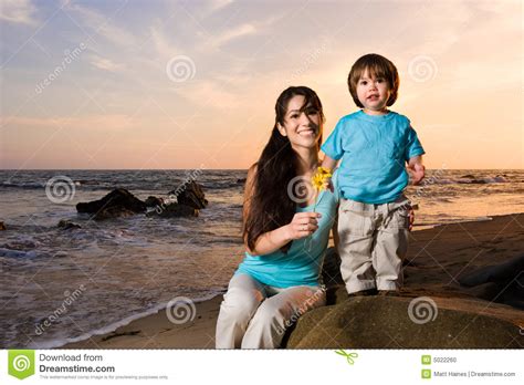 Mama E Hijo En La Playa 2 Foto De Archivo Imagen De