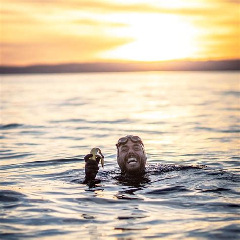 شاهد بريطاني أول شخص يسبح حول ساحل بريطانيا العظمى ولدغ 37 مرة جريدة نورت