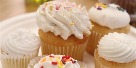 From easy vanilla cupcakes to decadent black forest chocolate cupcakes, work your way through our favourite cupcakes recipes. We tried vanilla cupcakes from 5 different stores, and ...