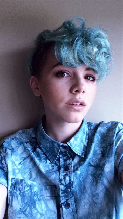 genderfluid androgynous curly haircuts an androgynous look is one that ignores gender binaries