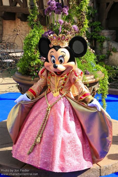 Princess Minnie Mouse In One Of Her Disney Gardens Walt Disney