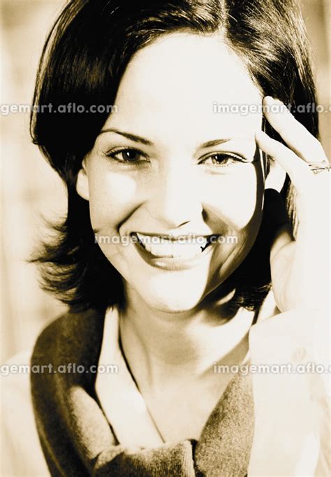 Portrait Of A Smiling Womanの写真素材 87946618 イメージマート