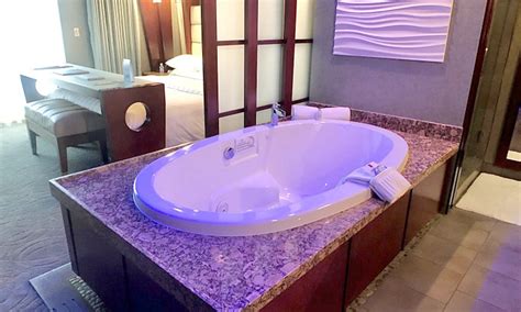 Spacious kohler jet tub with shower. Los Angeles Hot Tub Suites - 2021 Hotel Rooms with Private ...