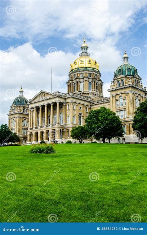 Des Moines Iowa State Capitol Stock Photo Image Of Courthouse