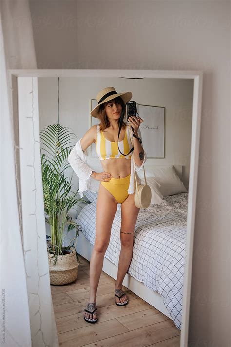 Woman Doing A Selfie In The Mirror In A Bikini Del Colaborador De