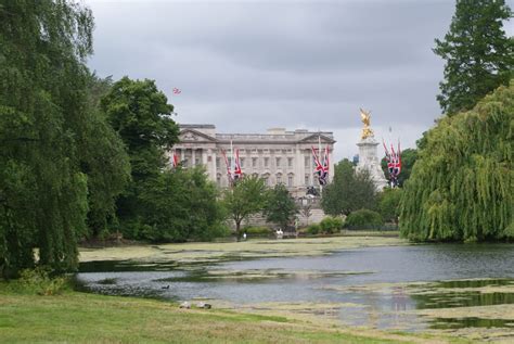 Visit buckingham palace and take the buckingham palace tour. Buckingham Palace Foto & Bild | london, buckingham palace ...