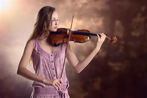 Pretty Young Violinist Playing The Violin Violinist Violin Stock Photos