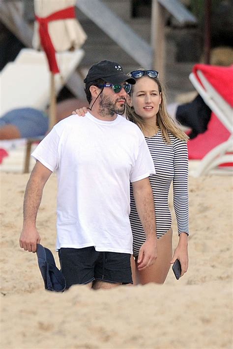 Leelee Sobieski With Her Husband Adam Kimmel On The Beach 01 Gotceleb