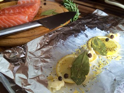 A quick, 20 minute recipe! Salmon baked in tin foil - foodaddicted