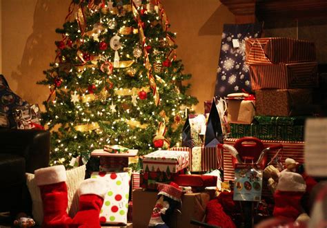 Christmas Presents Under Tree Wallpapers Wallpaper Cave