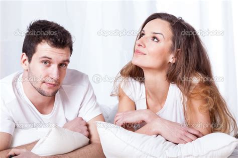 Фото жена и муж в постели Красивые картинки про мужа и жену Жена и муж в постели — Стоковое