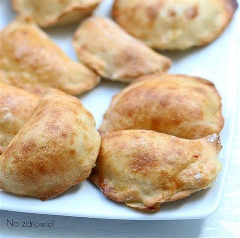 番茄湯飯:pomidorowa z ryżem 波蘭餃子:pierogi 蘋果烤鴨:kaczka pieczona z jablkami 獵人燉肉:bigos 波蘭披薩:zapiekanka 波蘭炸豬排:kotletschabowy 波蘭酸湯:żurek. 全世界有那麼多口味的餃子，我最想吃櫻桃餡的烏克蘭餃子! - 每日頭條