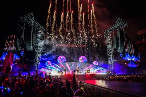 Photos Coldplay Dazzles Tampa S Raymond James Stadium On Music Of The Spheres Tour Tampa