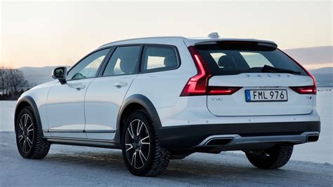 New Volvo V90 Cross Country 2017 Review Pictures Auto Express