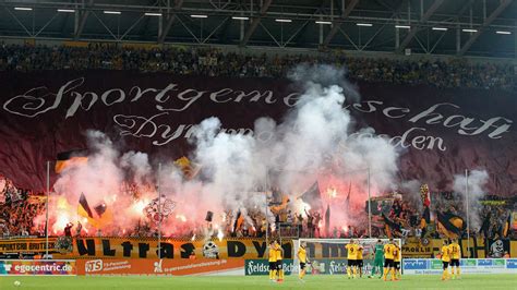Die elbestädter unterlagen am samstag nach überstandener quarantäne dem halleschen fc mit 0:3 (0. Dynamo Dresden: Jetzt lassen es die Fans auf der Bühne ...