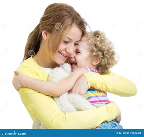 Abraçando A Filha Da Mãe E Da Criança Foto De Stock Imagem De Olhar