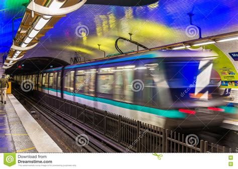 Train De Métro Partant De La Station De Montparnasse De Bienvenue à