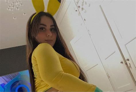 victoria matosa posa con coquetos bikinis de pikachu y squirtle