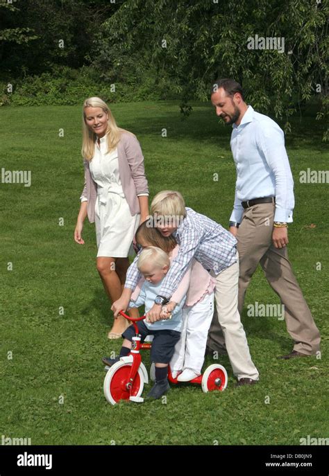 Kronprinzessin Mette Marit L Und Crown Prince Haakon R Spielen Mit Ihren Kindern Prinz