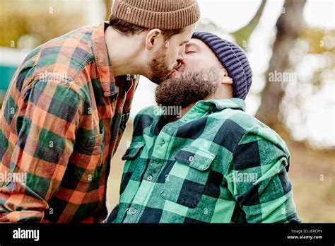 Hombres homosexuales besándose fotografías e imágenes de alta resolución Página Alamy