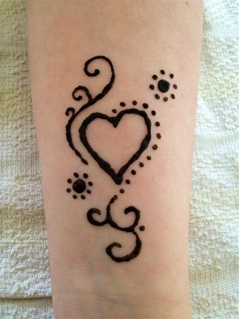 Simple Henna Tattoo On Hand Beginner Henna Designs Cute