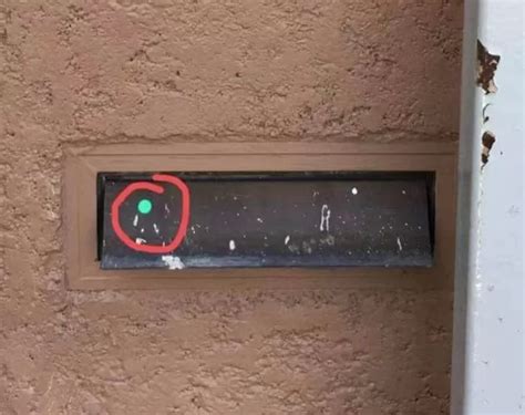 “지금 집 앞에 붙어 있는 정체불명의 ‘초록색 스티커 발견하면 당장 제거하세요” 인사이트