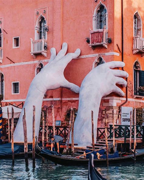 Incredible Sculpture Of Human Hands In Venice Relaxation Guidée