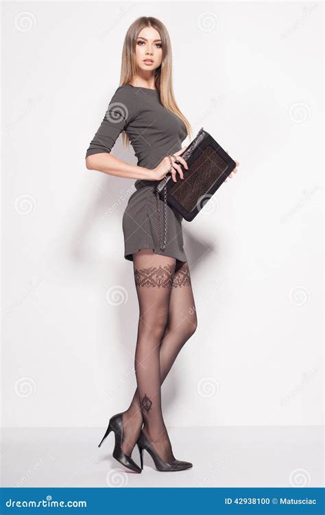 La Belle Femme Avec De Longues Jambes Sexy A Habill La Pose L Gante Dans Le Studio Photo Stock