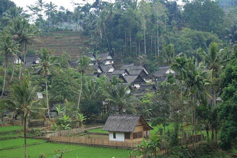 Suku Sunda Asal Bahasa Kepercayaan Seni Budaya Rumah Adat Aksara