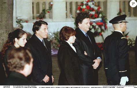 En décembre, mazarine pingeot fêtera ses 46 ans. Mazarine Pingeot et Danielle Mitterrand aux funérailles de ...