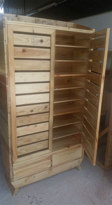 Meja berpermukaan kaca dan beroda ini sesuai digunakan di ruang tamu. Kayu Warisan Malaysia: Perabut Dari Kayu Pine Wood