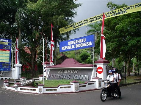 Школа, колледжи и университеты, здание университета. Universitas Jember - Gateway | Ikhlasul Amal | Flickr