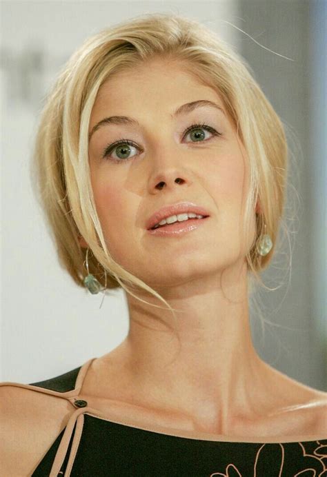 pin by mustafa ziglam on rosamund pike rosamond pike rosamund pike hairstyle