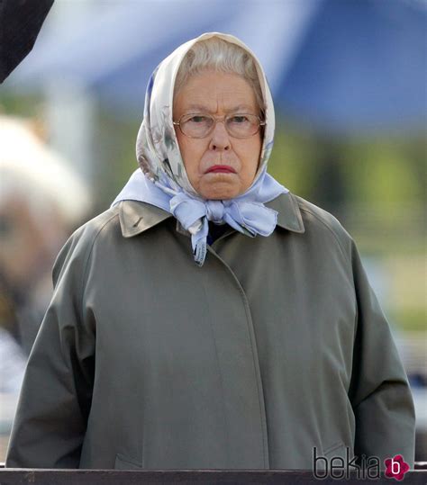 La Reina Isabel Ii De Inglaterra Muy Seria En El Royal Windsor Horse