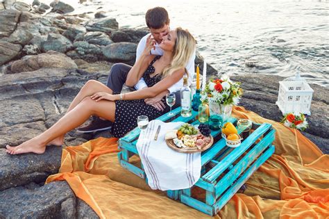 The Romantic Picnic On The Beach Is An Amazing Opportunity To Celebrate