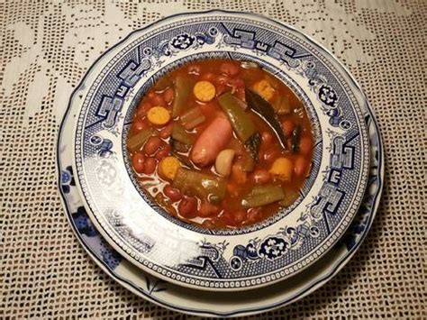 Las acelgas han estado siempre injustamente tachadas de verduras insípidas, cuyo único uso en la cocina estaba destinado a las dietas hipocalóricas. Alubias pintas, con acelgas y salchichas frescas Receta de ...
