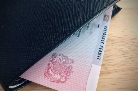 The cards used are standard credit card size so that they will easily fit the government decided not to send hard plastic national insurance number cards as a cost saving exercise. 英國居民證：BRP - 英適生活 - 英國生活指南 - UK Living Guide