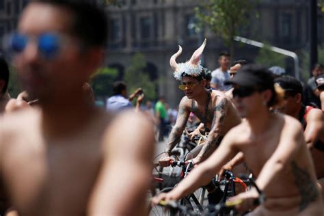 FOTOS Ciclistas desnudos toman Ciudad de México