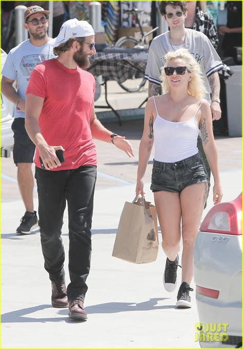 Lady Gaga And Bradley Cooper Shop Malibu S Vintage Grocers Photo 3749481 Bradley Cooper Lady